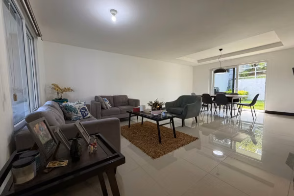 Se vende casa en Guachipelín de Escazú.