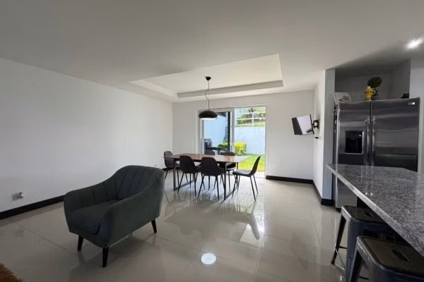Se vende casa en Guachipelín de Escazú.