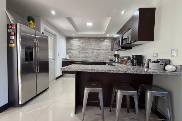 Se vende casa en Guachipelín de Escazú.