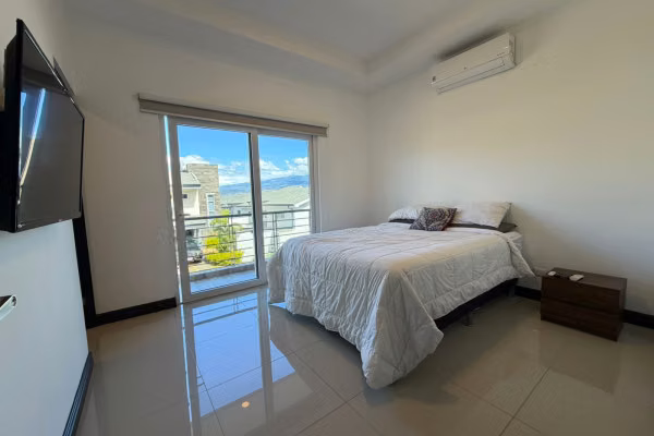 Se vende casa en Guachipelín de Escazú.