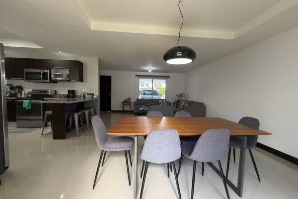 Se vende casa en Guachipelín de Escazú.