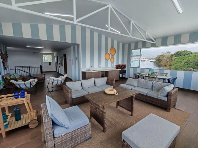 Se alquila apartamento al final del Boulevard de Rohrmoser. Cerca del Colegio Británico.