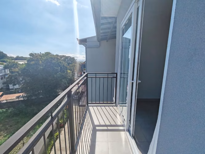 Se alquila apartamento al final del Boulevard de Rohrmoser. Cerca del Colegio Británico.