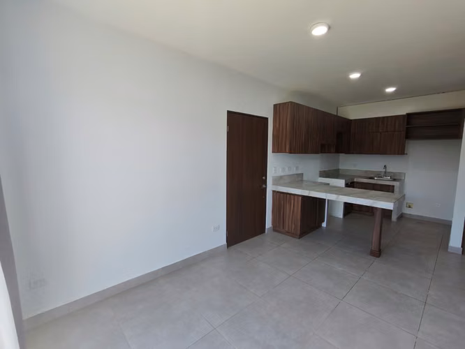 Se alquila apartamento al final del Boulevard de Rohrmoser. Cerca del Colegio Británico.