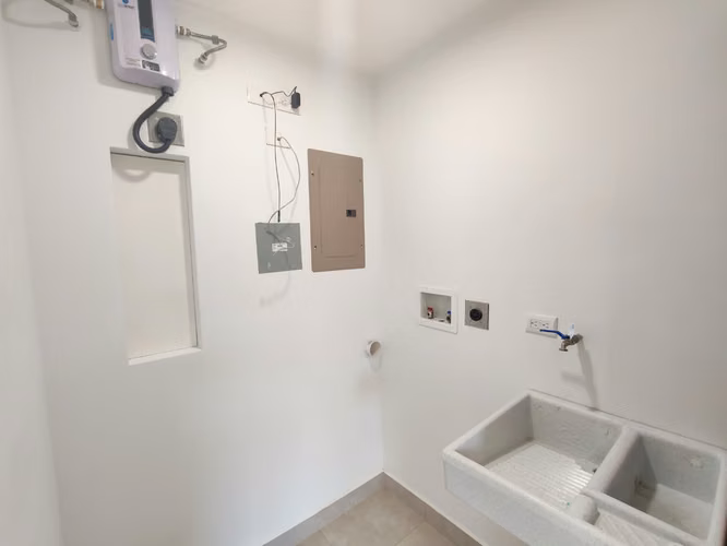 Se alquila apartamento al final del Boulevard de Rohrmoser. Cerca del Colegio Británico.