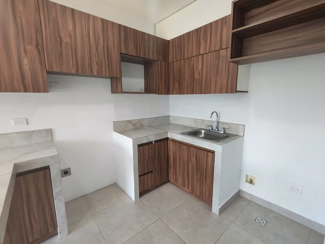 Se alquila apartamento al final del Boulevard de Rohrmoser. Cerca del Colegio Británico.