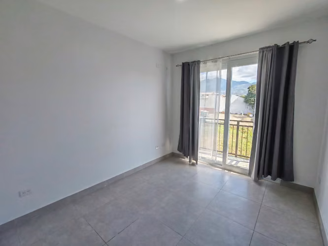 Se alquila apartamento al final del Boulevard de Rohrmoser. Cerca del Colegio Británico.