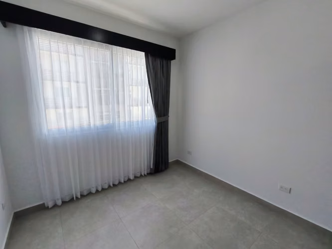 Se alquila apartamento al final del Boulevard de Rohrmoser. Cerca del Colegio Británico.