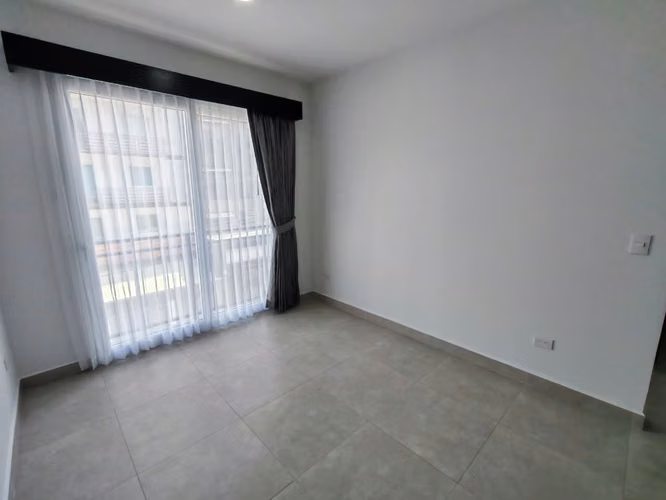 Se alquila apartamento al final del Boulevard de Rohrmoser. Cerca del Colegio Británico.