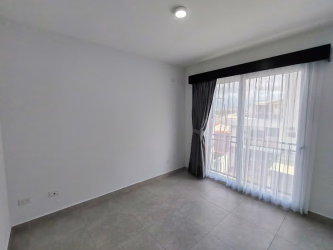 Se alquila apartamento al final del Boulevard de Rohrmoser. Cerca del Colegio Británico.