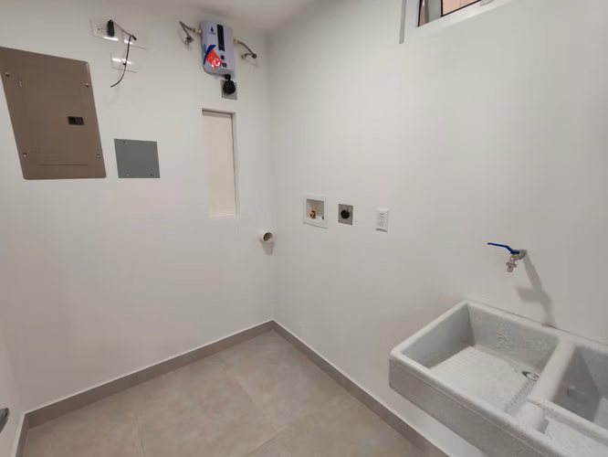 Se alquila apartamento al final del Boulevard de Rohrmoser. Cerca del Colegio Británico.