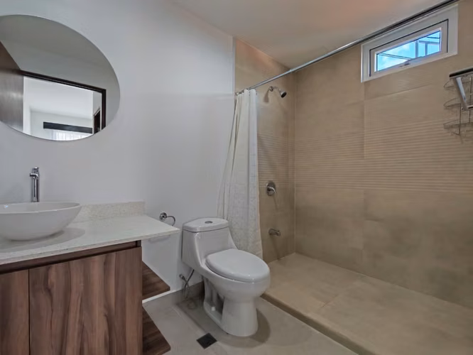 Se alquila apartamento al final del Boulevard de Rohrmoser. Cerca del Colegio Británico.