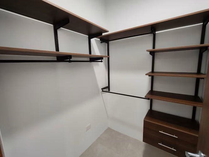 Se alquila apartamento al final del Boulevard de Rohrmoser. Cerca del Colegio Británico.