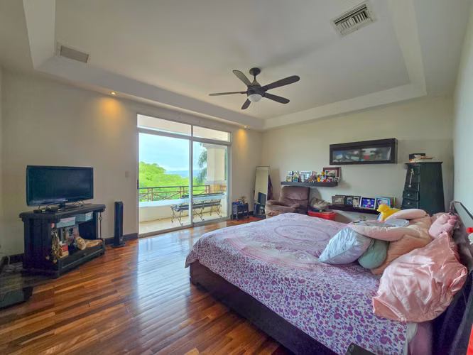 Lujosa Casa con Piscina Privada y Vista en Exclusivo Condominio en Guachipelín Escazú