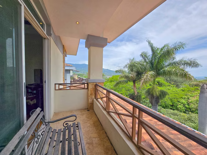 Lujosa Casa con Piscina Privada y Vista en Exclusivo Condominio en Guachipelín Escazú