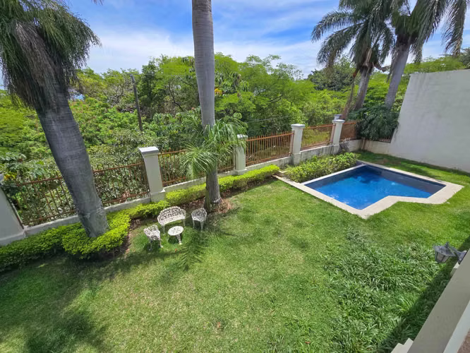 Lujosa Casa con Piscina Privada y Vista en Exclusivo Condominio en Guachipelín Escazú