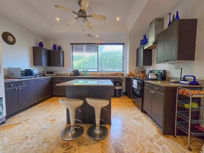 Lujosa Casa con Piscina Privada y Vista en Exclusivo Condominio en Guachipelín Escazú