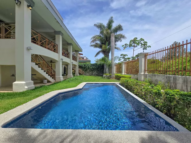 Lujosa Casa con Piscina Privada y Vista en Exclusivo Condominio en Guachipelín Escazú