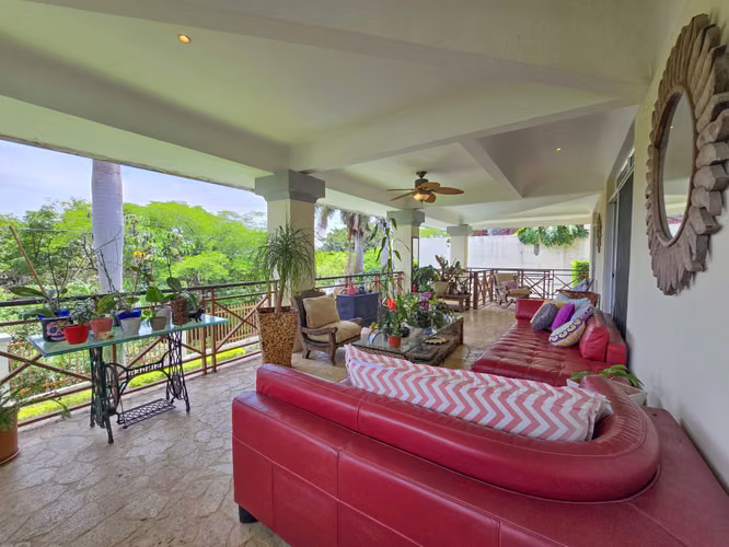 Lujosa Casa con Piscina Privada y Vista en Exclusivo Condominio en Guachipelín Escazú