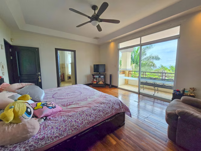 Lujosa Casa con Piscina Privada y Vista en Exclusivo Condominio en Guachipelín Escazú