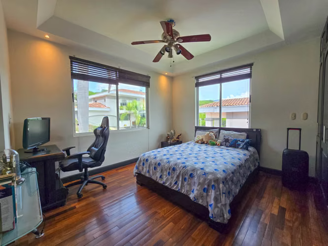 Lujosa Casa con Piscina Privada y Vista en Exclusivo Condominio en Guachipelín Escazú
