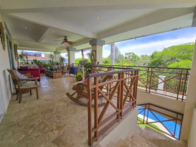 Lujosa Casa con Piscina Privada y Vista en Exclusivo Condominio en Guachipelín Escazú