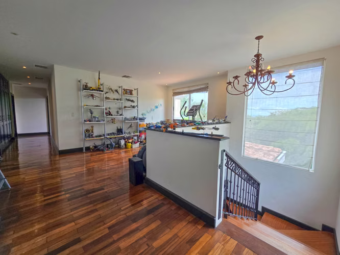 Lujosa Casa con Piscina Privada y Vista en Exclusivo Condominio en Guachipelín Escazú
