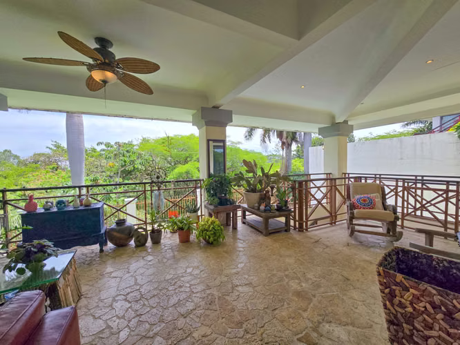 Lujosa Casa con Piscina Privada y Vista en Exclusivo Condominio en Guachipelín Escazú