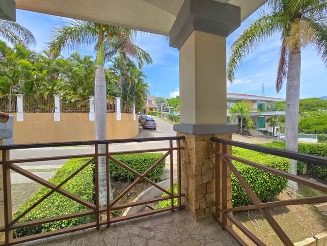 Lujosa Casa con Piscina Privada y Vista en Exclusivo Condominio en Guachipelín Escazú