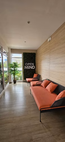 ALQUILER – APARTAMENTO CON WALKIN CLOSET, LUMINOSO CON PISCINA