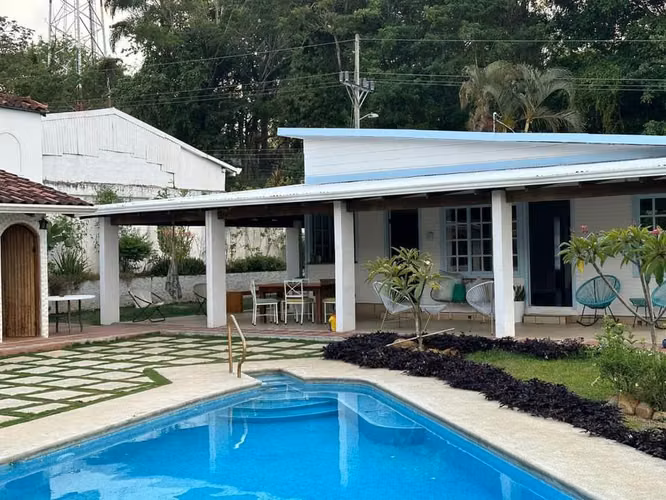 CASA CON CABINA ADICIONAL SE VENDE EN ATENAS CENTRO, ALAJUELA