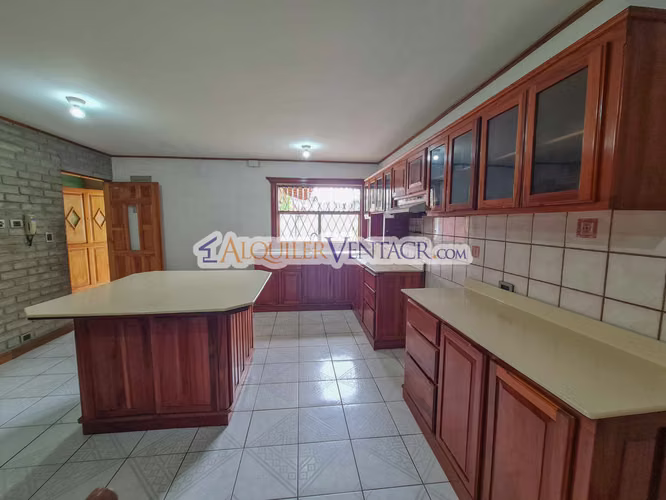 CASA DE UN NIVEL DE 463 M2 CON 1.100 M2 LOTE X DISTRITO 4 GUACHIPELIN ESCAZU - Imagen 4