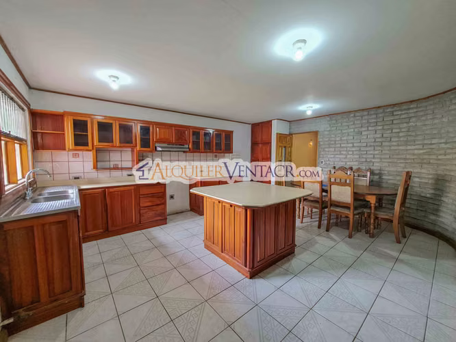 Casa con uso suelo mixto / de un nivel de 463 m2 / con 1.100 m2 lote x Distrito 4 Guachipelín Escazú - Imagen 4