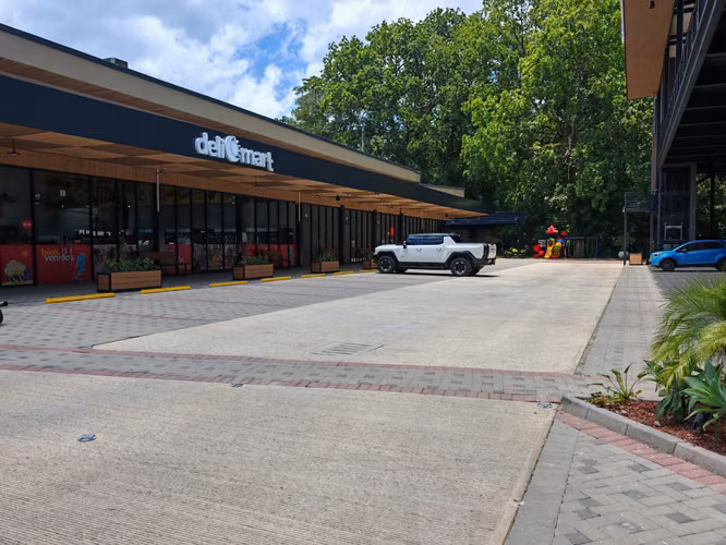 Local Comercial en Alquiler en Herradura - 90m² - Playa Herradura - Alto tránsito