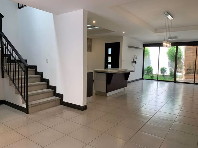 SE ALQUILA CASA EN CONDOMINIO SANTA ANA HILLS
