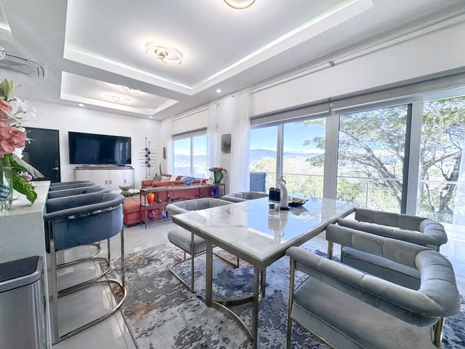 Penthouse West Heights Apartamento | Walkable to Stores