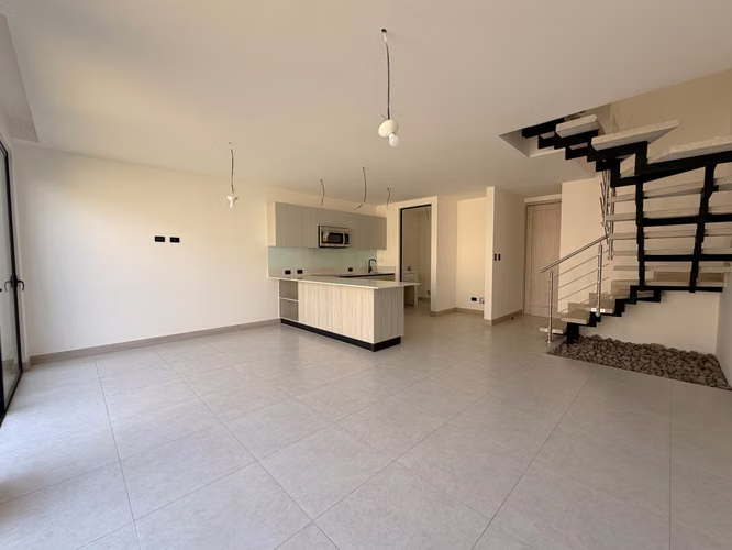Casa moderna en alquiler en Lindora | 3 habitaciones y piscina | $2,500 - Imagen 5