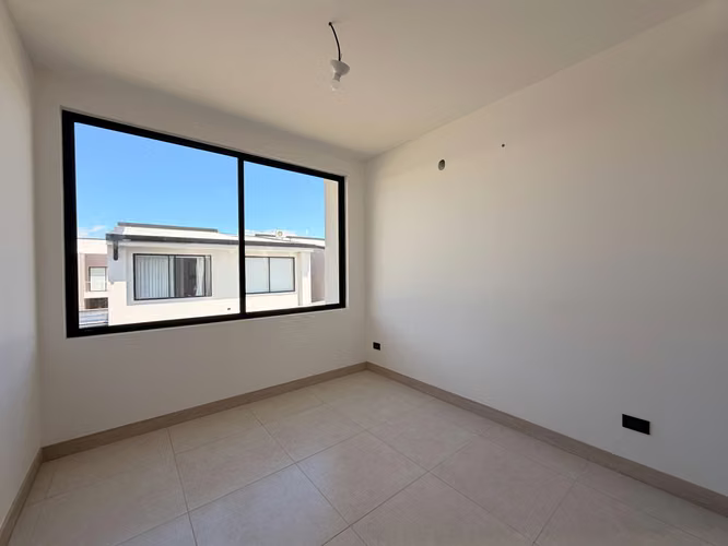 Casa moderna en alquiler en Lindora | 3 habitaciones y piscina | $2,500 - Imagen 11