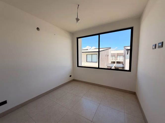 Casa moderna en alquiler en Lindora | 3 habitaciones y piscina | $2,500 - Imagen 9