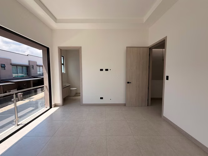 Casa moderna en alquiler en Lindora | 3 habitaciones y piscina | $2,500 - Imagen 7