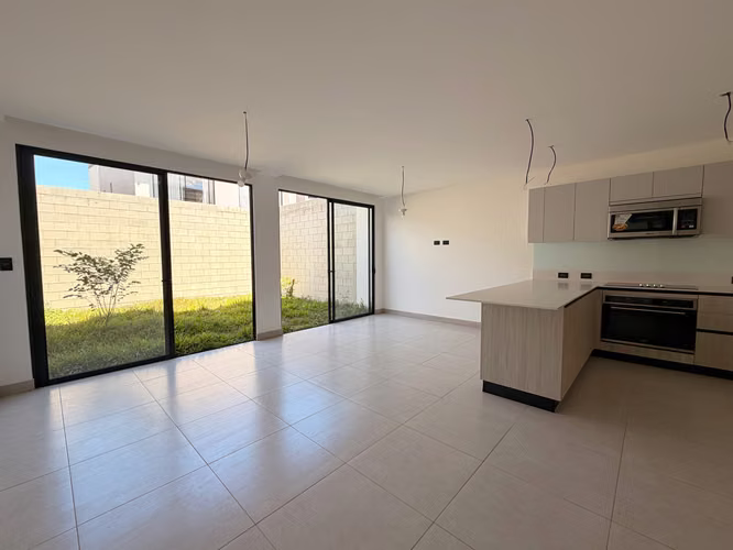 Casa moderna en alquiler en Lindora | 3 habitaciones y piscina | $2,500 - Imagen 3