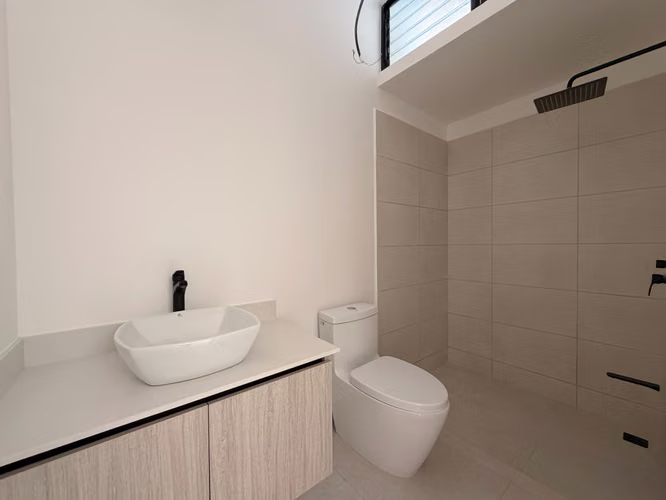 Casa moderna en alquiler en Lindora | 3 habitaciones y piscina | $2,500 - Imagen 8