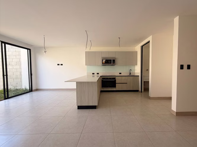 Casa moderna en alquiler en Lindora | 3 habitaciones y piscina | $2,500 - Imagen 4