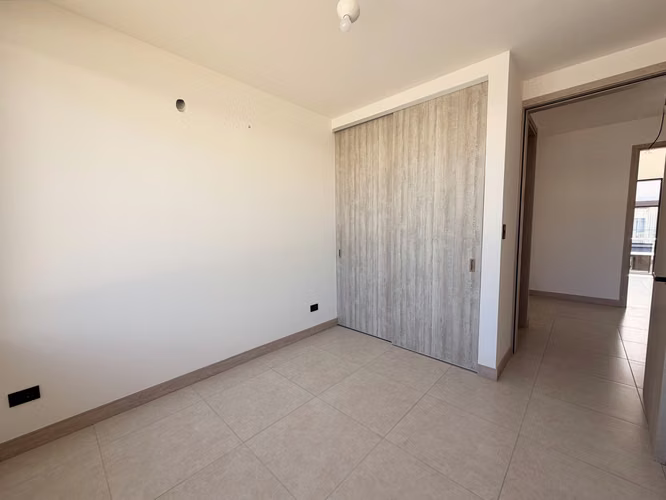 Casa moderna en alquiler en Lindora | 3 habitaciones y piscina | $2,500 - Imagen 10