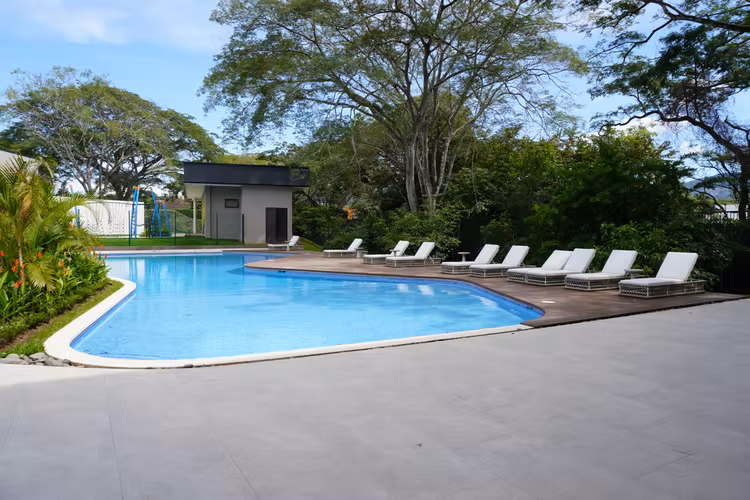 Casa moderna en alquiler en Lindora | 3 habitaciones y piscina | $2,500 - Imagen 2