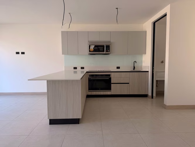 Casa moderna en alquiler en Lindora | 3 habitaciones y piscina | $2,500 - Imagen 12