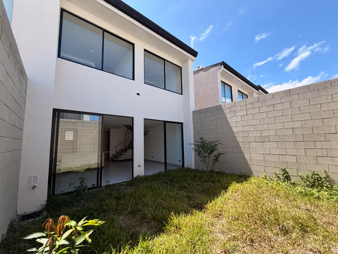 Casa moderna en alquiler en Lindora | 3 habitaciones y piscina | $2,500