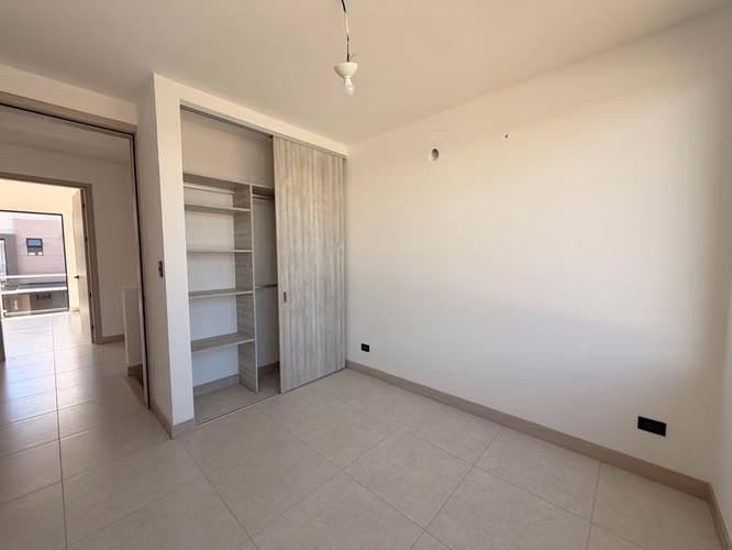 Casa moderna en alquiler en Lindora | 3 habitaciones y piscina | $2,500 - Imagen 13