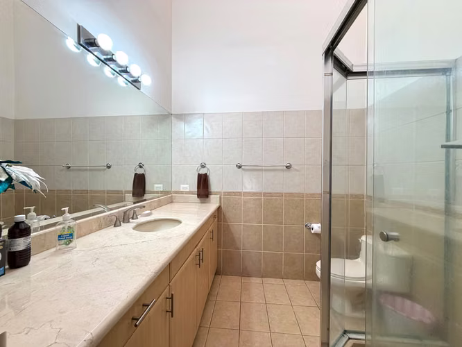 La casa que combina ubicación, diseño y naturaleza en el corazón de Escazú - Imagen 12