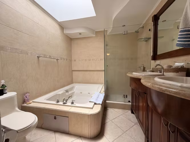 Casa amueblada en Escazú | A 400 m del Hospital CIMA | $2,100